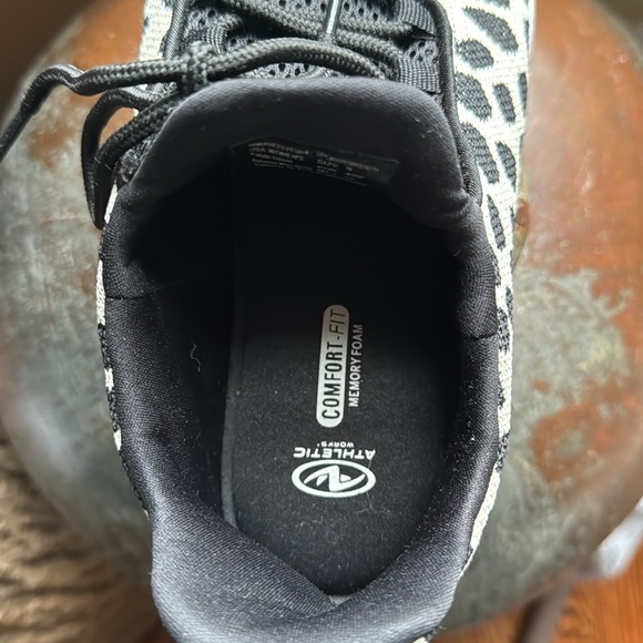 Sneakers size 9 poke-a-dot - Picture 6 of 6